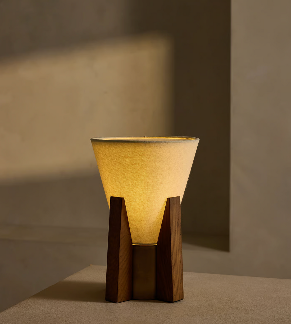ELIO TABLE LAMP